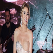 Şarkılarını Anneler İçin Söyledi